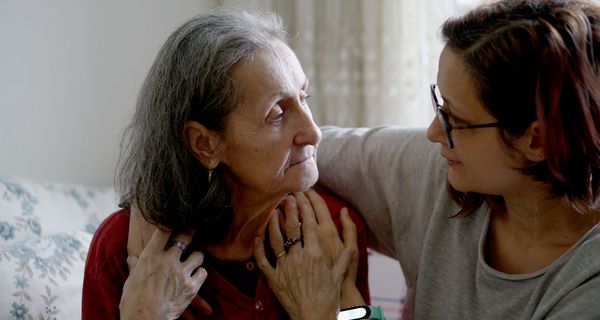 Frau, umarmt eine ältere Frau.