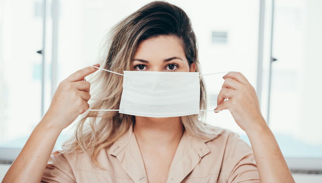 Junge Frau mit einer medizinischen Maske.