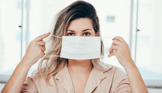 Junge Frau mit einer medizinischen Maske.