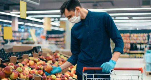 Neben dem Mundschutz gehören bei vielen mittlerweile auch Einmalhandschuhe zur Ausrüstung beim Einkaufen.