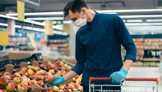 Neben dem Mundschutz gehören bei vielen mittlerweile auch Einmalhandschuhe zur Ausrüstung beim Einkaufen.