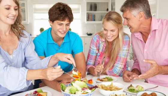 Eine ausgewogene Ernährung mit viel frischem Obst und Gemüse enthält die komplette Palette an Vitaminen, Mineralstoffen und Spurenelementen.