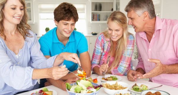 Eine ausgewogene Ernährung mit viel frischem Obst und Gemüse enthält die komplette Palette an Vitaminen, Mineralstoffen und Spurenelementen.