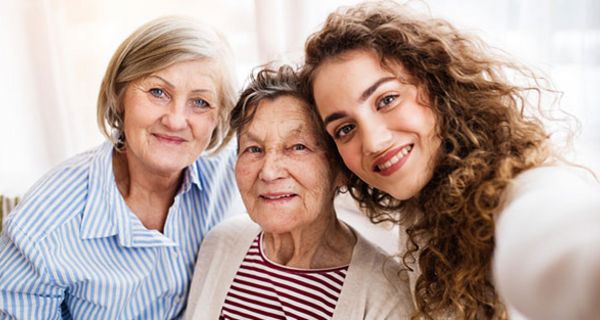 Wie die Mutter, so die Tochter: In Bezug auf Alter und Gesundheit könnte das zutreffen.