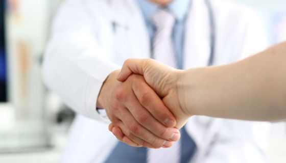 Wie stark ist der Händedruck? Davon lassen sich Rückschlüsse auf die Gesundheit ziehen.