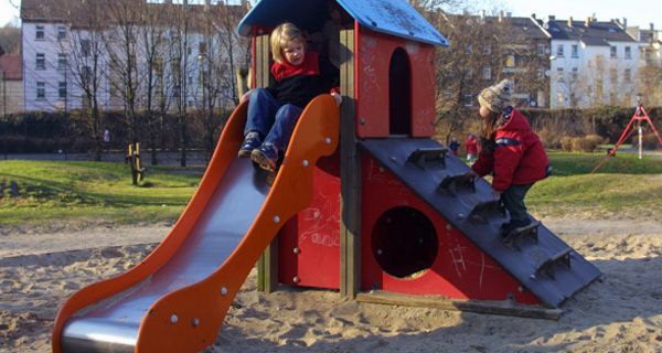 Rutsche auf einem Spielplatz