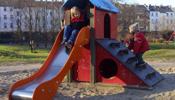 Rutsche auf einem Spielplatz