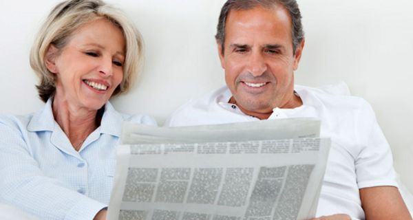 Frau und Mann lesen Zeitung.
