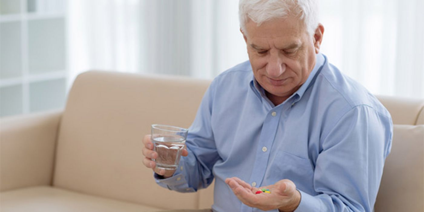 Die meisten älteren Menschen nehmen ihre Medikamente falsch ein.