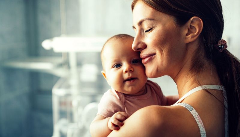 Mutter, umarmt ihr Baby. 