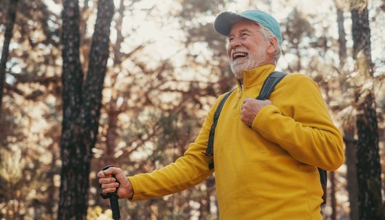 Senior beim Wandern.