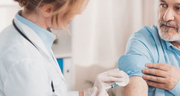 Personen ab 60 Jahren wird empfohlen, sich gegen Gürtelrose impfen zu lassen.