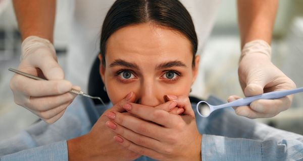 Junge Frau, hat Angst vor dem Zahnarzt.