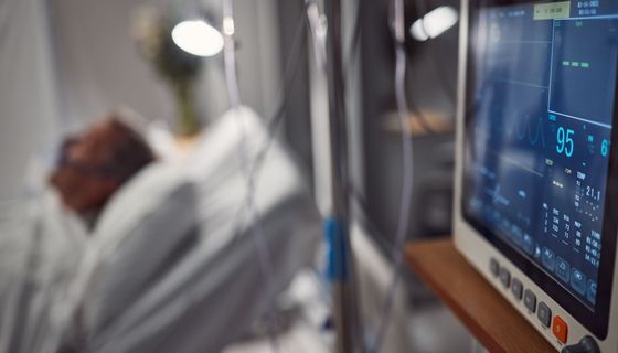 Patient (nur verschwommen zu erkennen) auf der Intensivstation