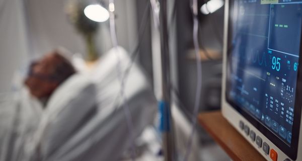 Patient (nur verschwommen zu erkennen) auf der Intensivstation