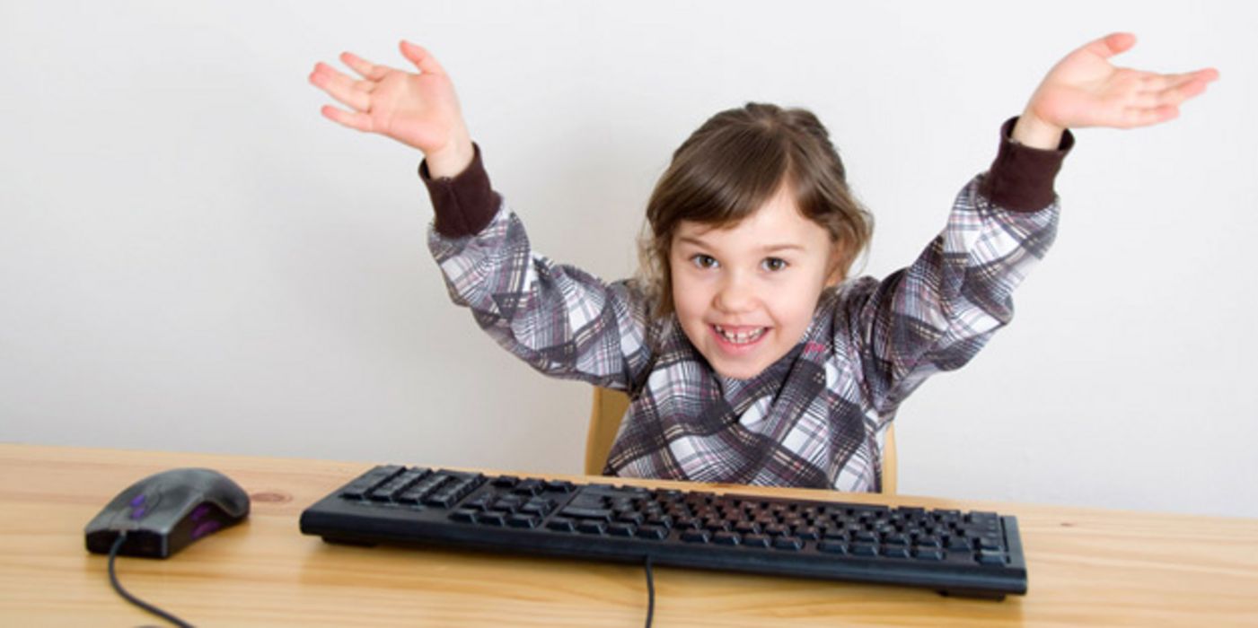 Kleines Mädchen mit Computer-Tastatur und -Maus
