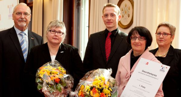 Patientenbeauftragter Wolfgang Zöller mit den Preisträgern "Apotheken- und Selbsthilfetag in Halle" und DAV-Vorstand Claudia Berger