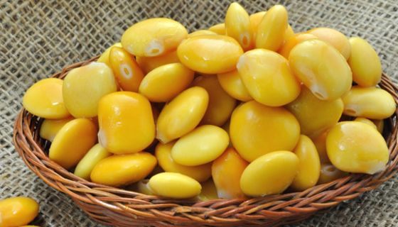 Geflochtenes Körbchen mit Lupinensamen