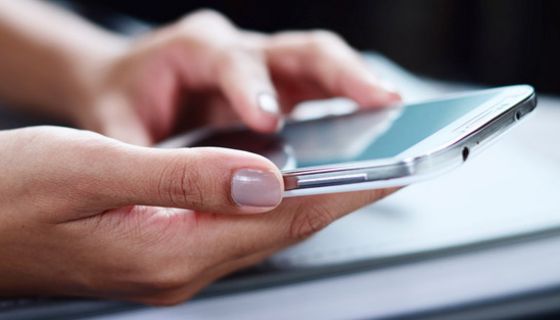 Frauenhände mit Smartphone