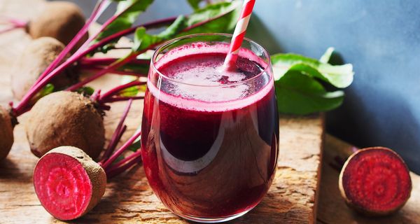 Glas mit Rote-Bete-Saft.