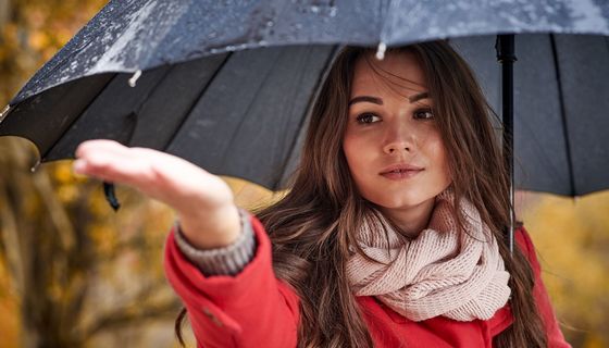 Frau unter einem Regenschirm.