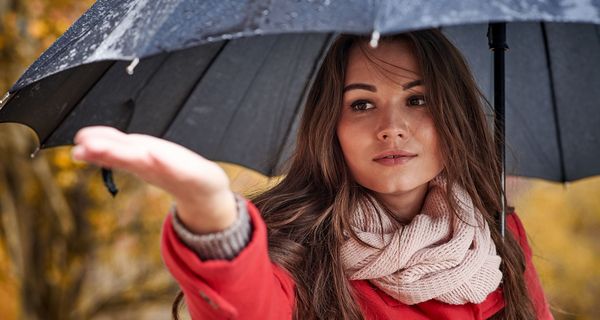 Frau unter einem Regenschirm.