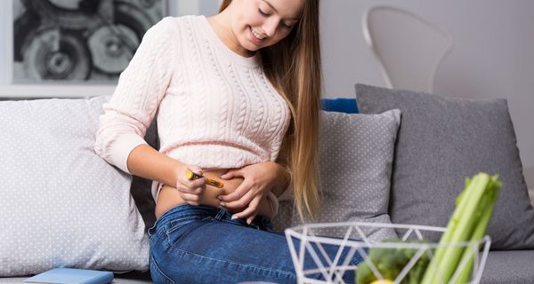 Junge Frau spritzt sich Insulin.