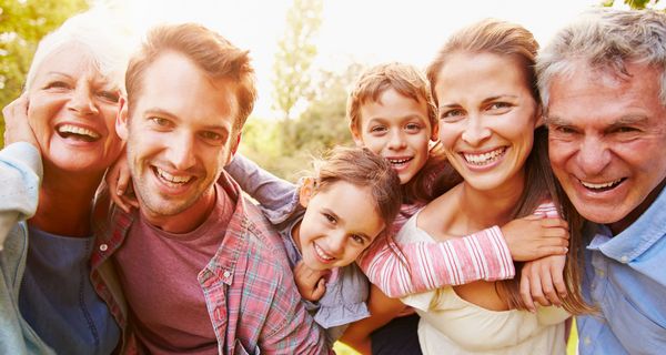 Drei Generationen einer Familie zusammen im Freien.