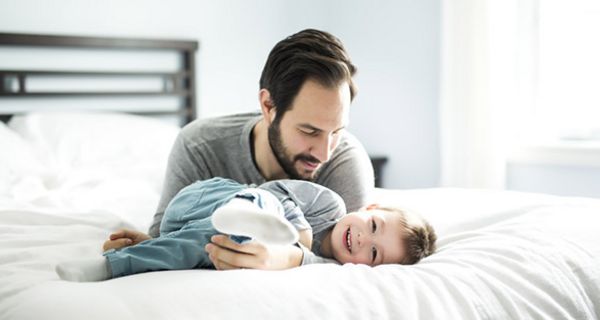 Wie sich Babys und Kinder schneller an die Zeitumstellung gewöhnen, lesen Sie hier.