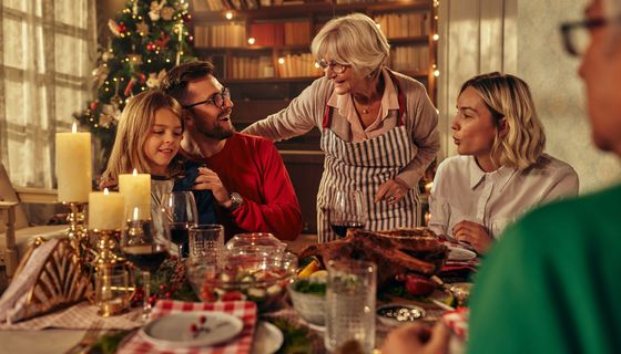 Familie beim Weihnachtessen.