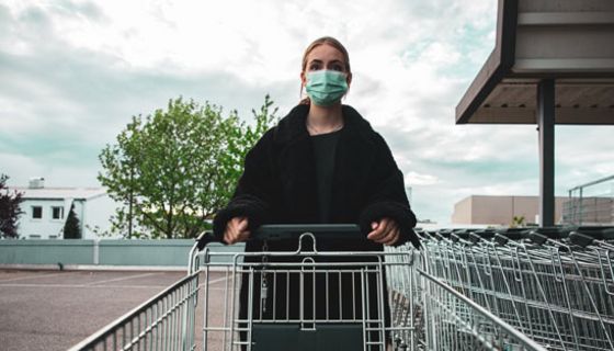 Die Maskenpflicht trägt zur Eindämmung der Covid-19-Pandemie bei.