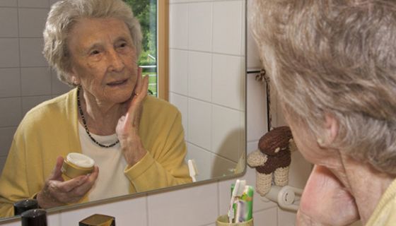 Eine Salbe gegen Altersflecken gibt es derzeit nicht.