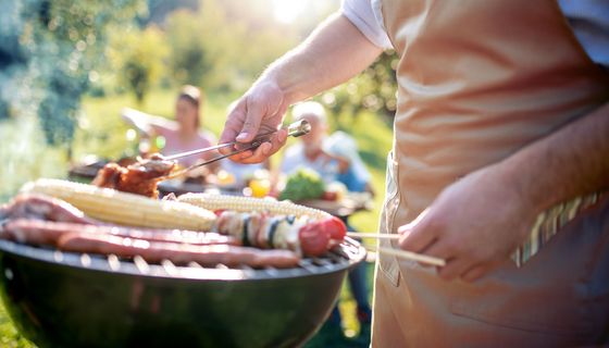 Grillszene im Sommer.