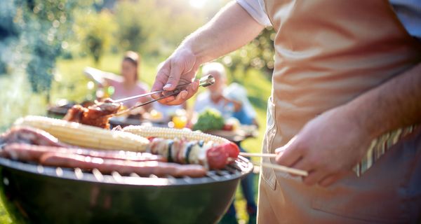 Grillszene im Sommer.