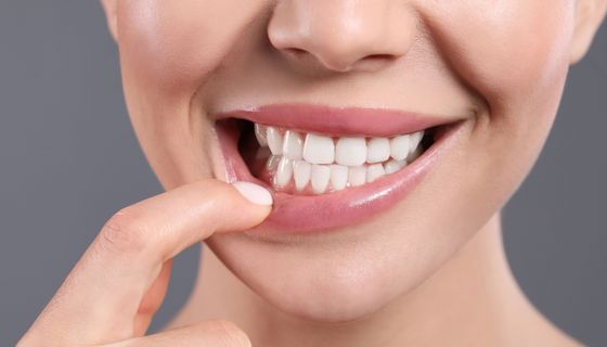 Hinter Zahnfleischbluten kann eine ernste Erkrankung stecken.