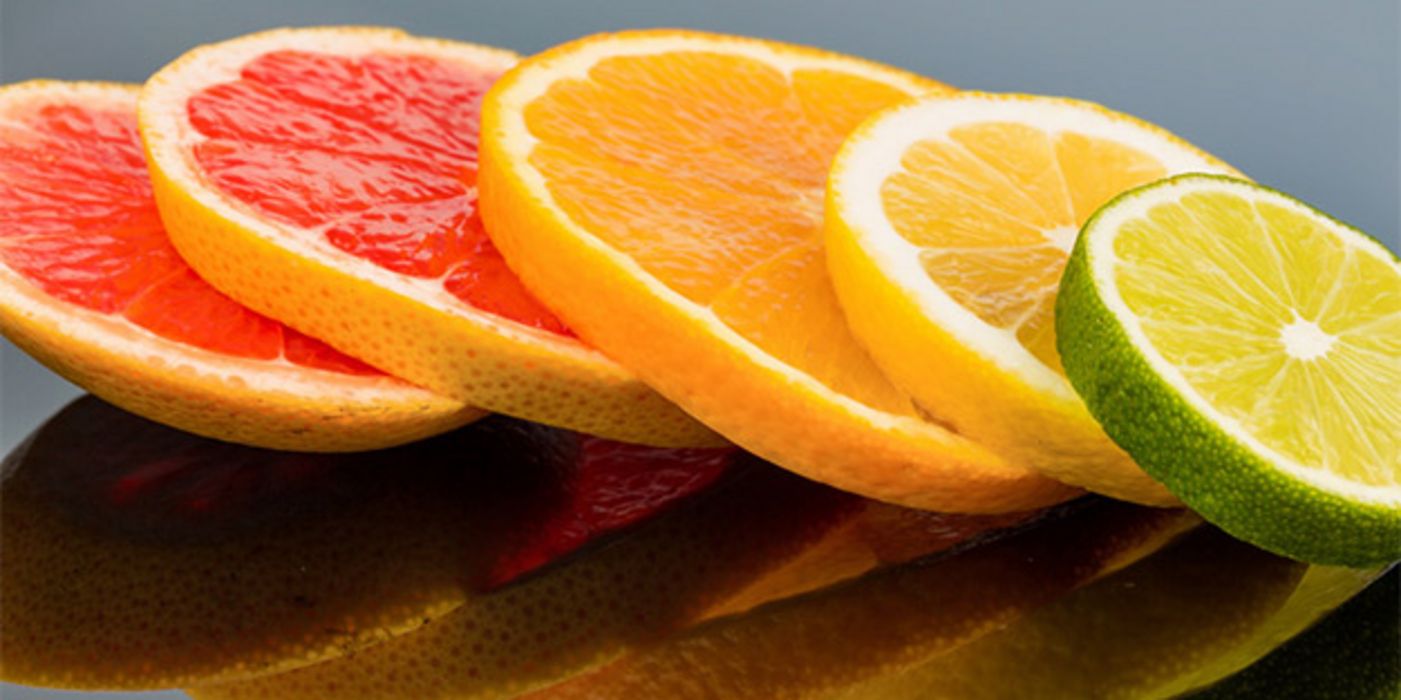 Zitrusfrüchte enthalten viele Flavonoide, die dem Körper dabei helfen, Krankheiten abzuwehren. 