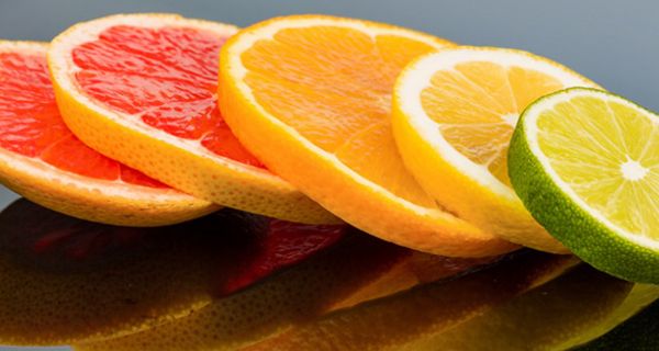 Zitrusfrüchte enthalten viele Flavonoide, die dem Körper dabei helfen, Krankheiten abzuwehren. 