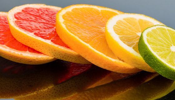 Zitrusfrüchte enthalten viele Flavonoide, die dem Körper dabei helfen, Krankheiten abzuwehren. 