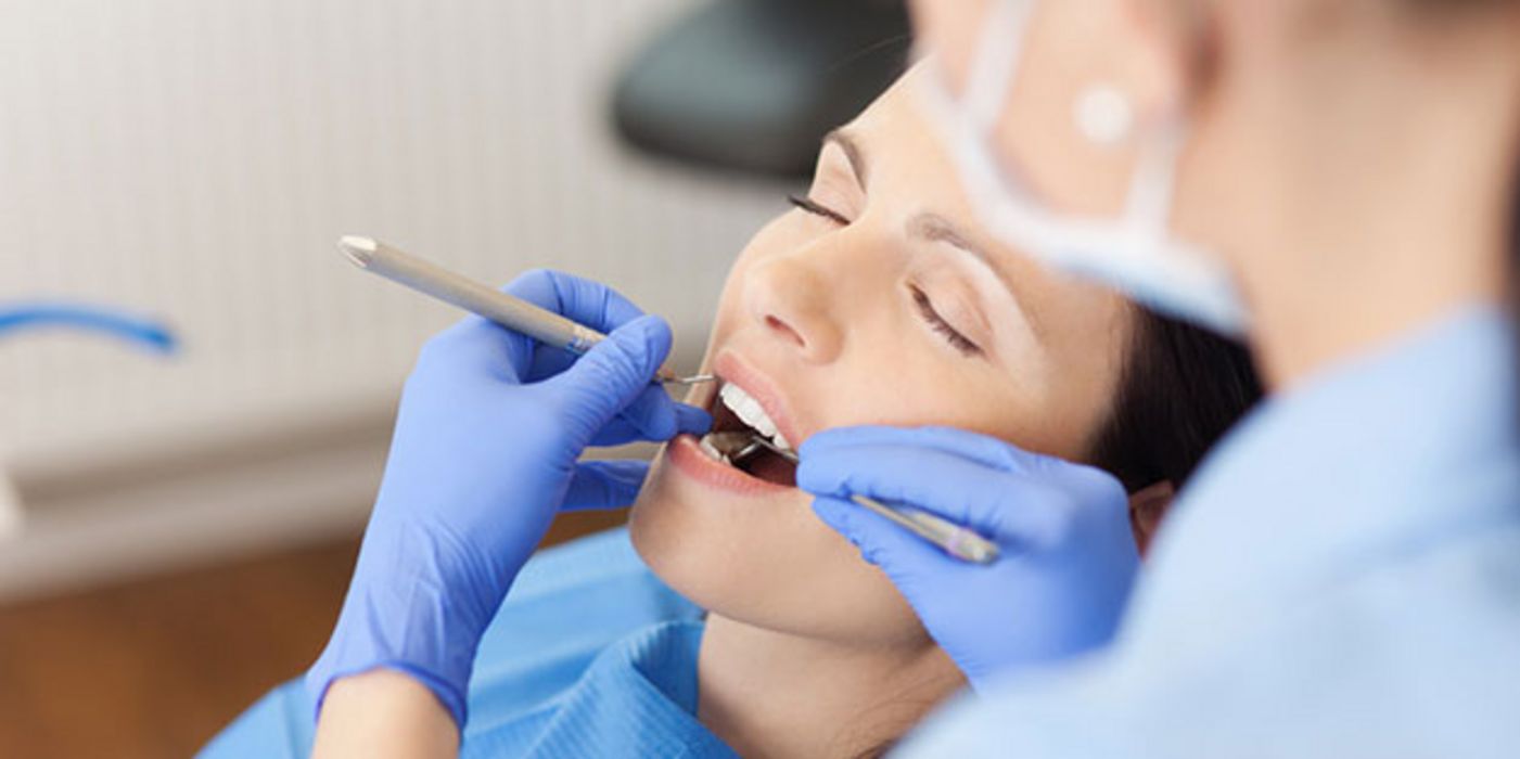 Eine professionelle Zahnreinigung wird in fast jeder Zahnarztpraxis angeboten. 
