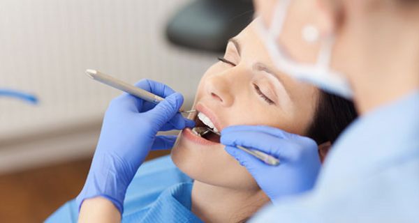 Eine professionelle Zahnreinigung wird in fast jeder Zahnarztpraxis angeboten. 