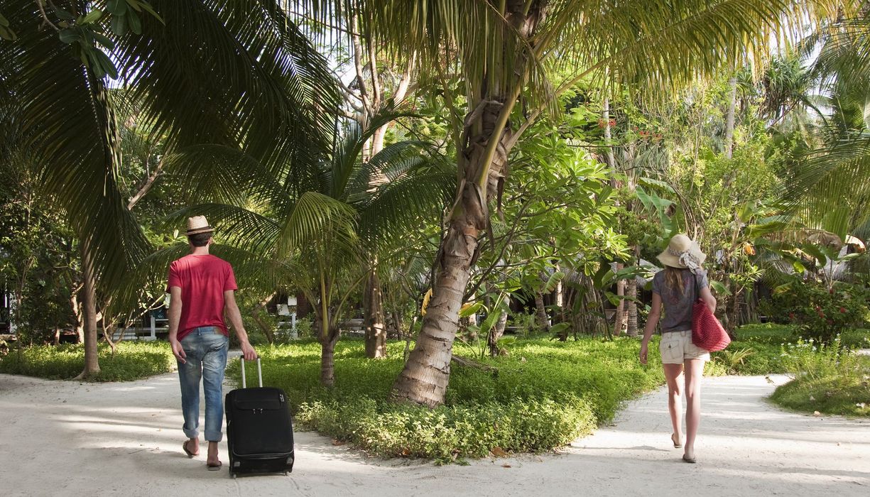 Paar, geht im Urlaub getrennte Wege.