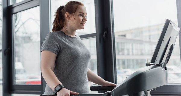 Frau auf dem Laufband.