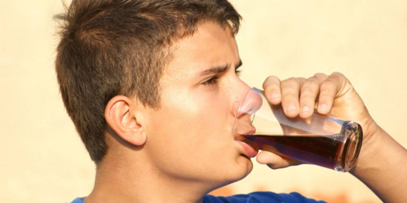 Teenager trinkt Cola