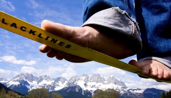 Füße auf einer Slackline von unten