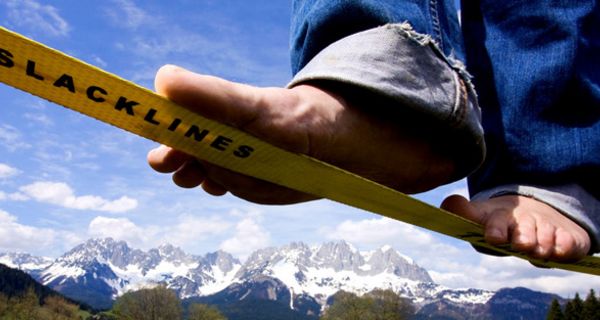 Füße auf einer Slackline von unten