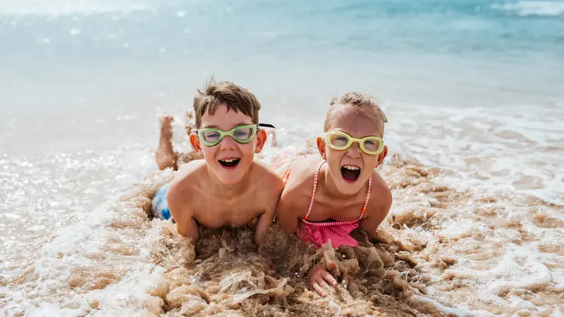Zwei Kinder, zusammen am Meer.