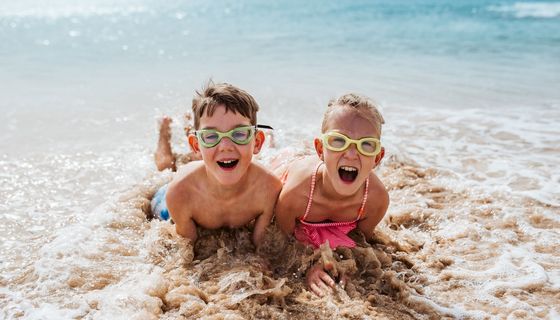 Zwei Kinder, zusammen am Meer.