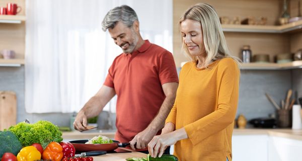 Paar 40+ bereitet ein gesundes Essen zu.