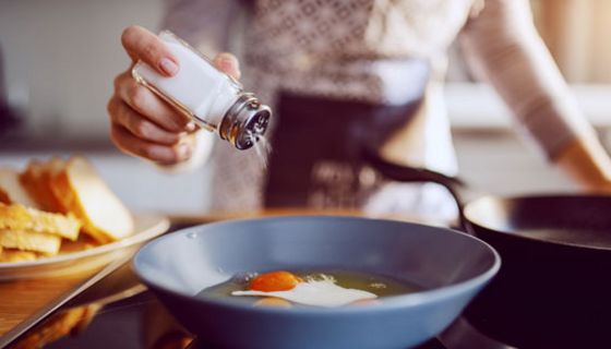 Ohne Salz schmeckt das Essen oft fad, aber beim Nachwürzen ist Fingerspitzengefühl gefragt.