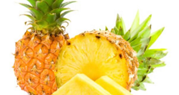 Eine aufgeschnittene Ananas und eine ganz dahinter.